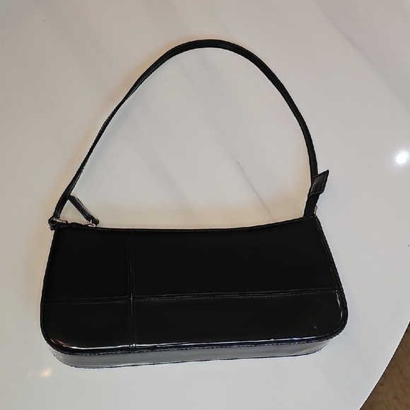 Veneto New York Handbags - Sleek Black Shoulder Bag